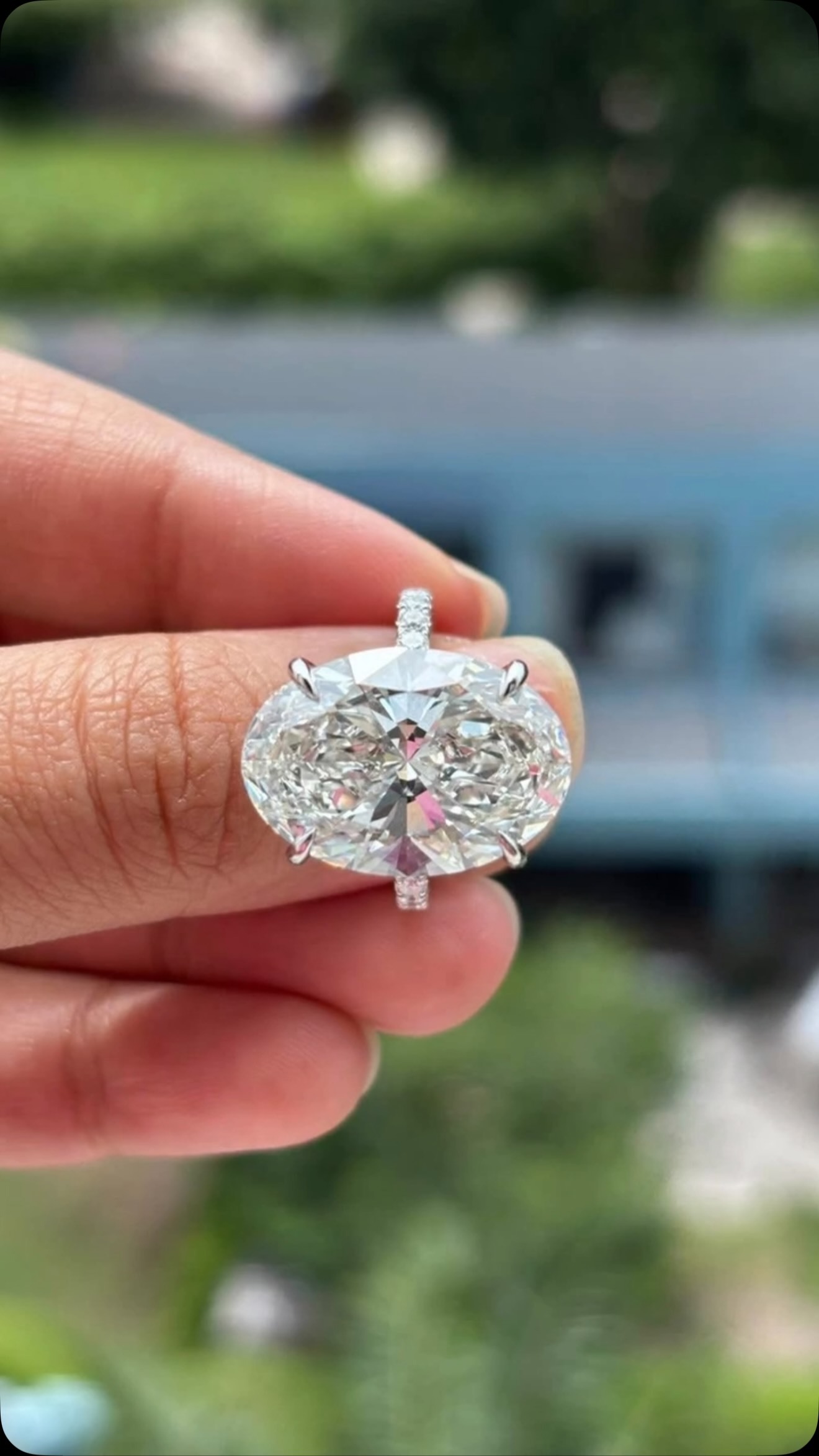 Oval diamond engagement ring