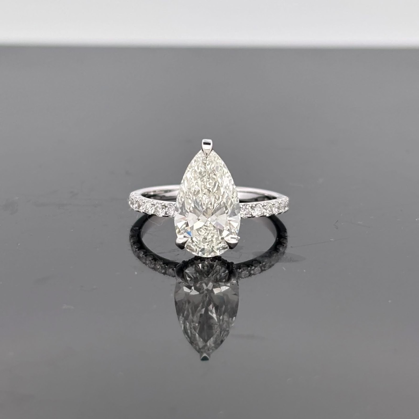 Pear diamond ring