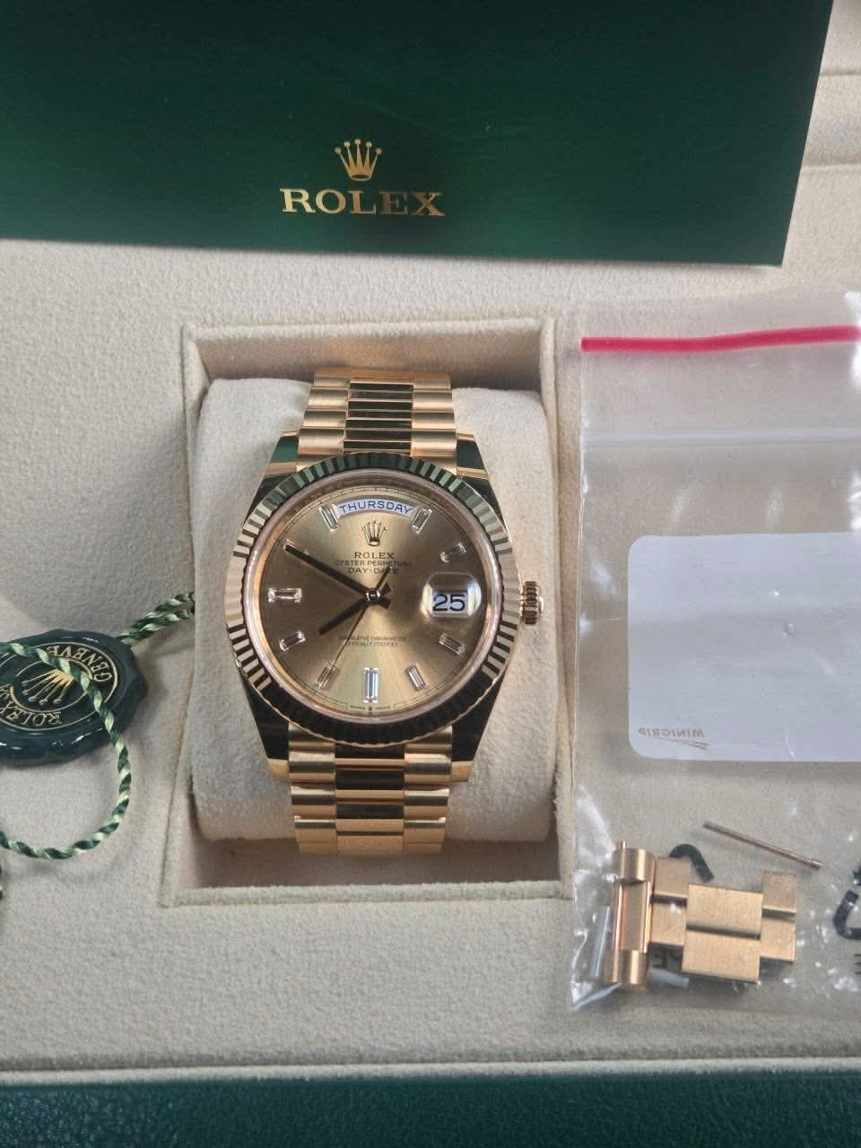 Rolex Day-Date in yellow gold with box and papers