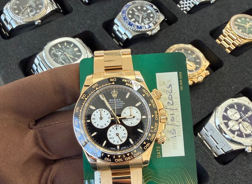 Rolex Daytona in yellow gold with black dial