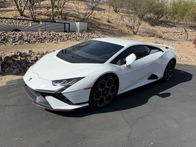 Lamborghini Huracán Tecnica in white